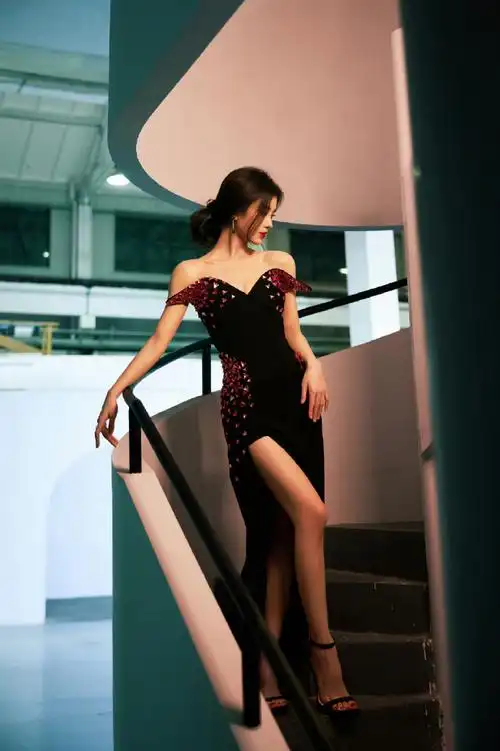 鞠婧祎罕见一字带高跟造型