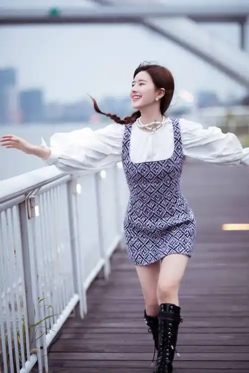 赵露思白色休闲风套装配马丁靴,温柔灵动还优雅_穿着