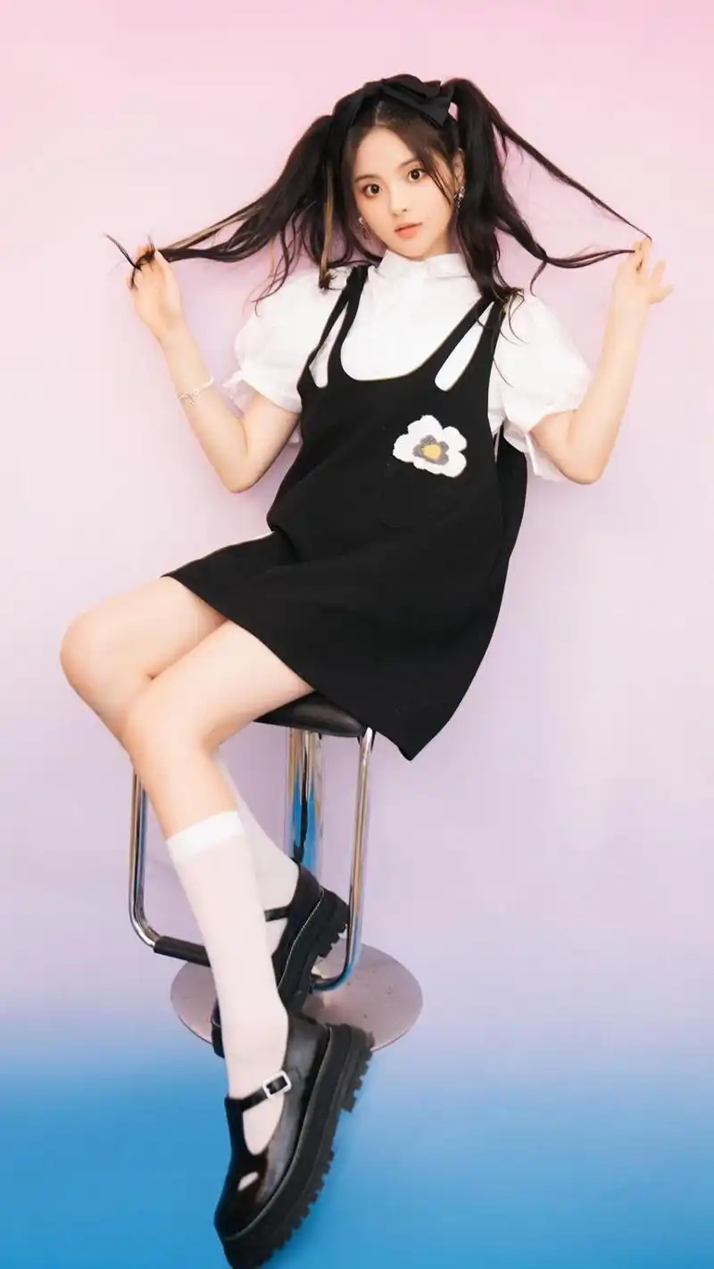 杨超越双马尾甜美少女风写真