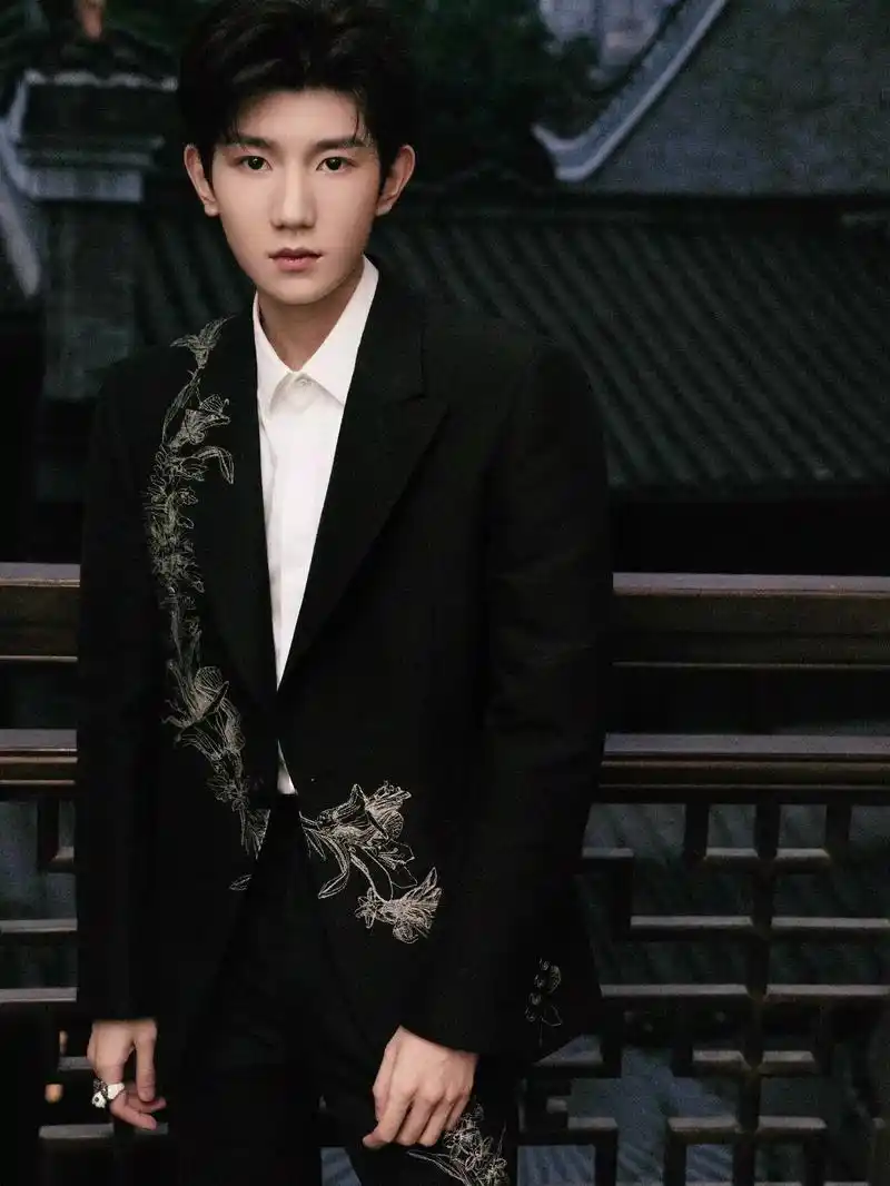 源哥  之  西装系列 #王源 #宝藏男孩 #向全世界安利  - 抖音