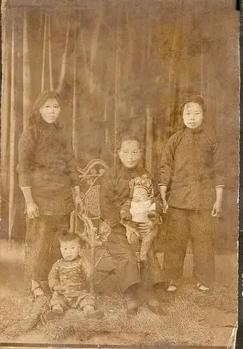 高手帮忙修复下七十年前的一张旧照片