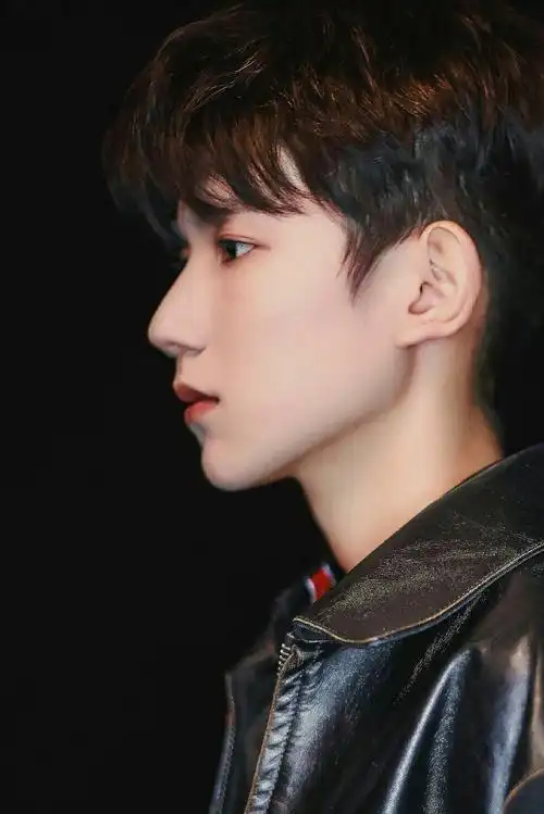 王源的名品侧颜