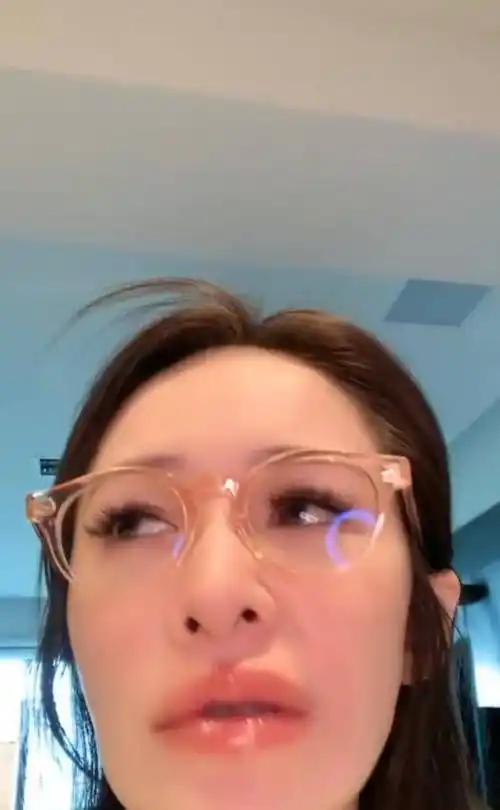 43岁萧亚轩自曝单身!直播暴瘦,表情诡异,精神状态令人担忧!