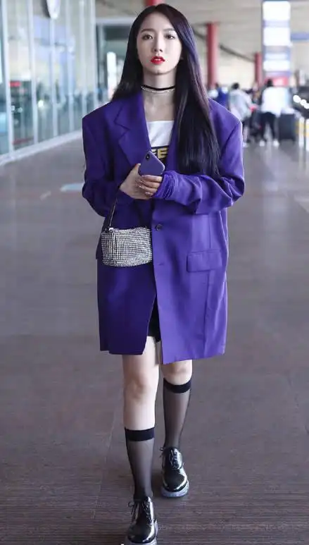 孟美岐紫色超大西装搭配黑色丝袜,这鞋底也太高了吧!