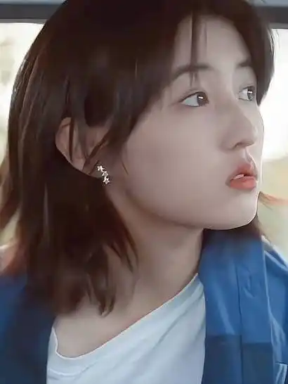 张子枫开面包车#张子枫拍摄最新路透来了,长发低马尾发型真的好静不