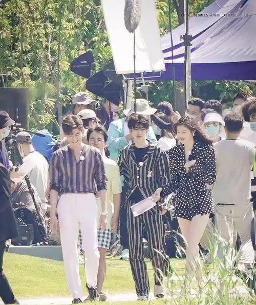 原创蔡徐坤何穗神仙同框两位都是超模身材高级感快要溢出屏幕