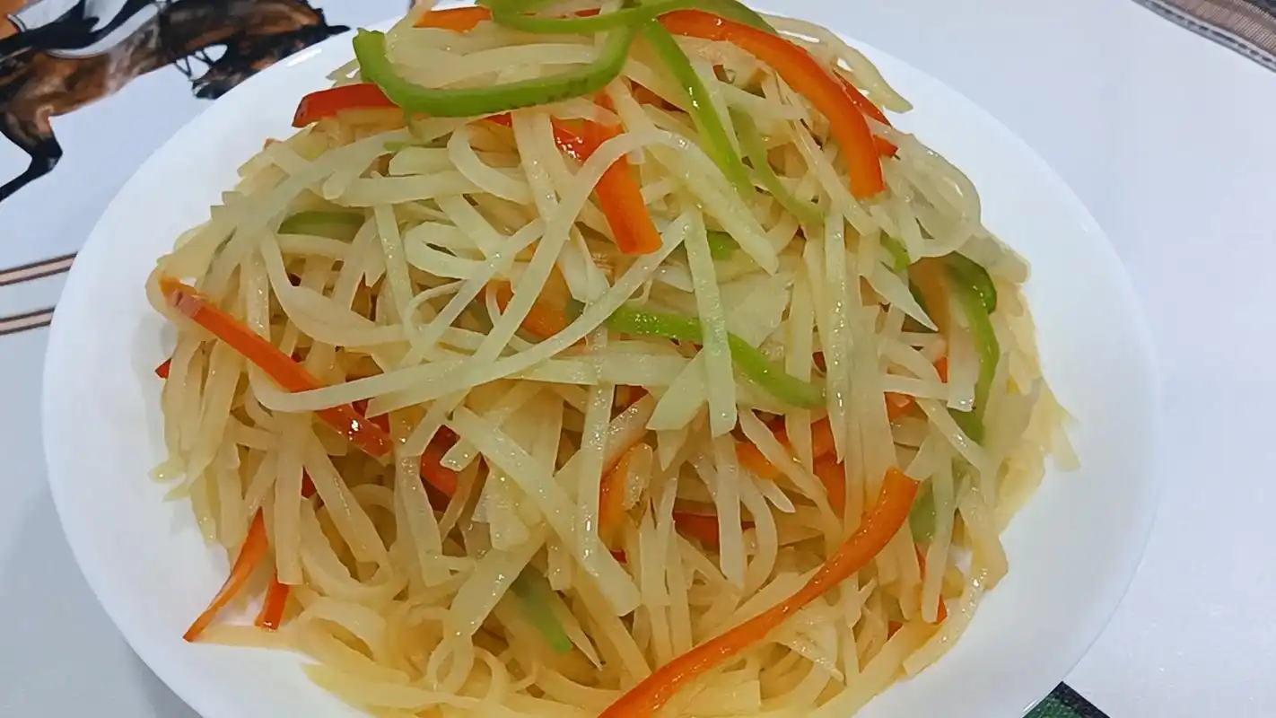 大厨炒的尖椒土豆丝为啥这么好吃,记住这几个诀窍,上桌抢着吃
