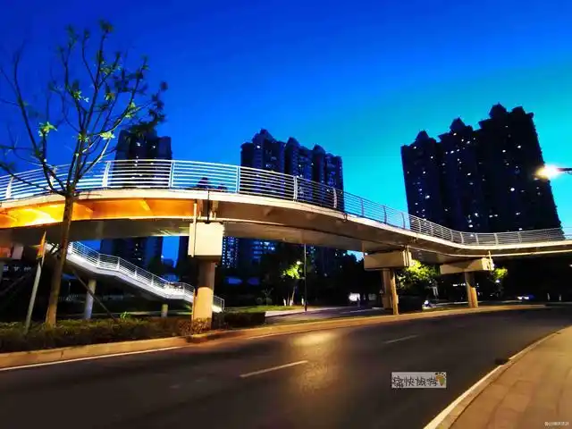 近年来,随着自贡城市的不断发展,人行天桥不仅很好地解决了人车分流的