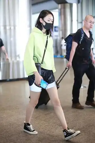 女明星机场穿搭有两宝:西装外套 腰包!【海报街拍】