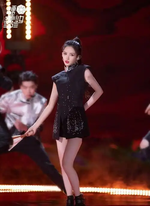 刘些宁惊艳创造营三公舞台穿超短旗袍还开叉露出短裤太抢镜