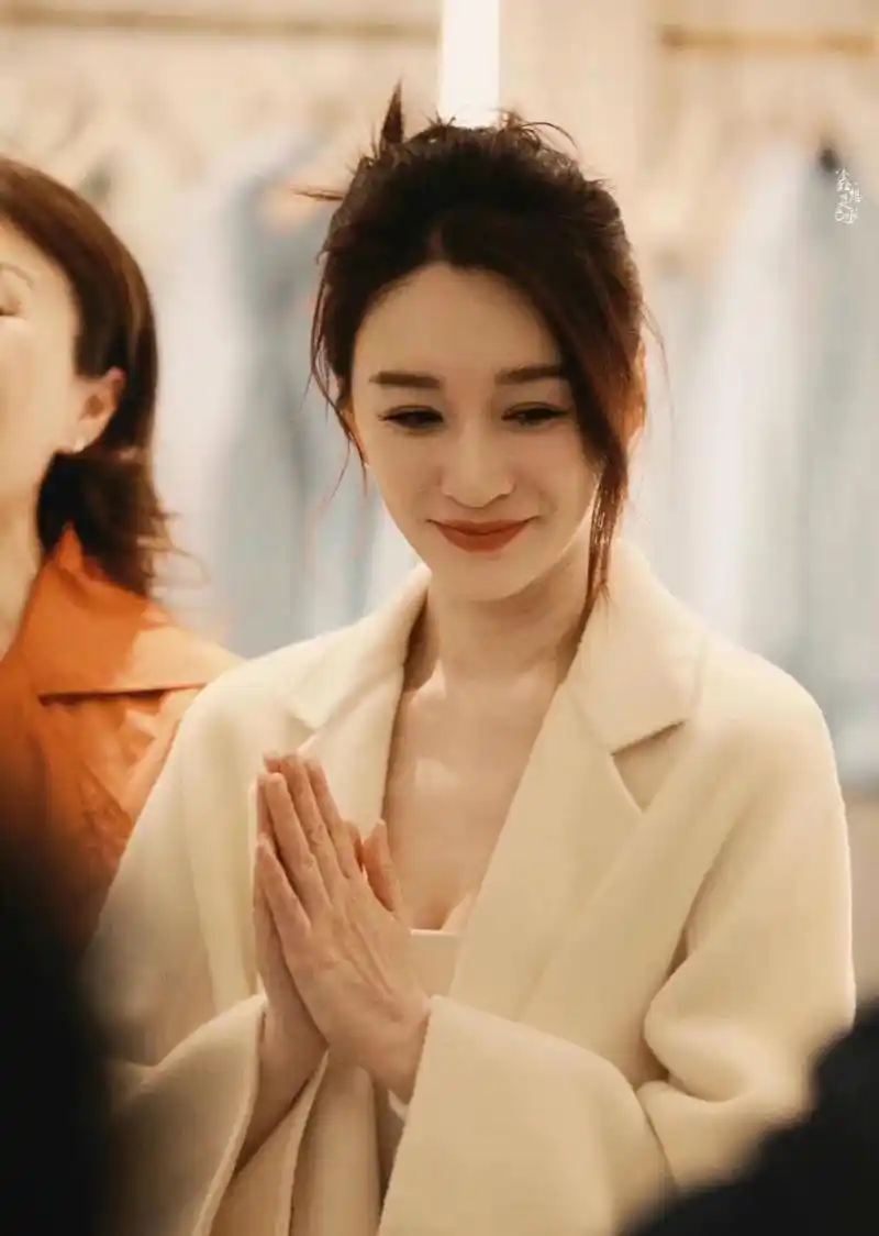 李小冉的皮肤真的白到发光,整个人都充满了少女感