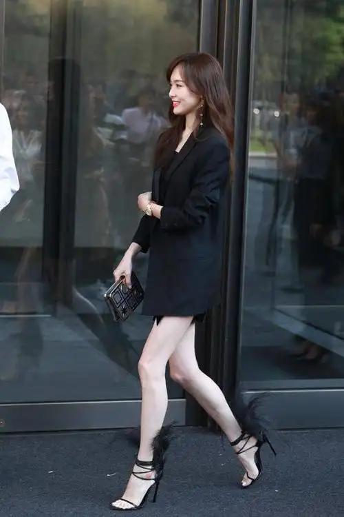 唐嫣下衣失踪秀美腿,却被羽毛"恨天高"凉鞋抢镜,网友:真会玩