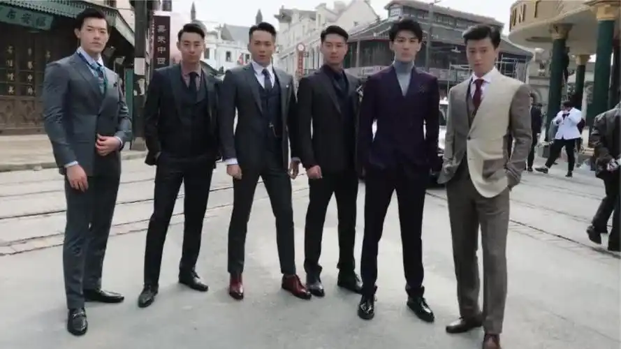 一群不火天理不容的西装男