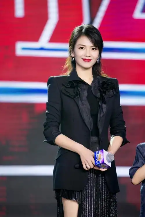 刘涛活动美照,黑色西服搭配不规则裙,时尚俏丽
