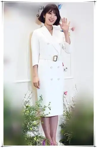 朴信惠真会玩,大衣当裙子穿高调秀身材,168身高穿出2米8大气场!