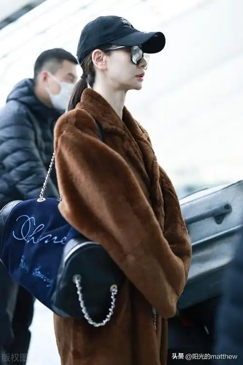 街拍戚薇棕色皮草毛绒外套棒球帽阔腿裤时尚复古