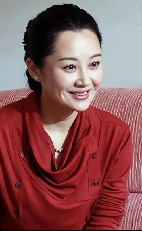 虽已年过半百,却依旧风韵犹存,举手投足之间都是风情万种,她的性感把