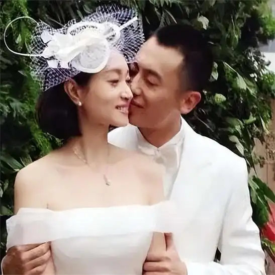 朱亚文,结婚8年妻子不会做饭,但两个女儿都是小棉袄,甜蜜幸福