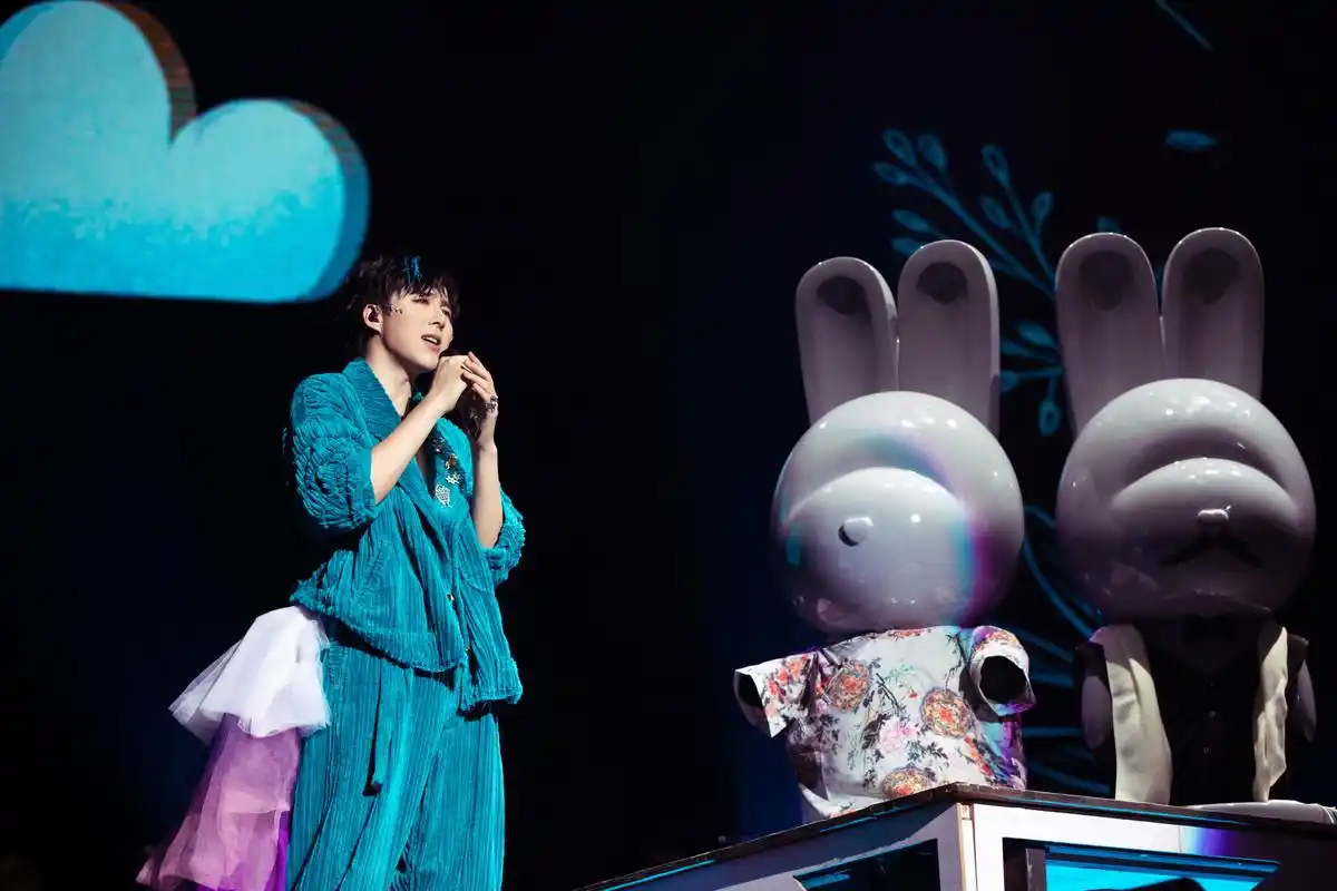 在昨晚的上海场演唱会上,刘宇宁身穿彩虹婚纱裤亮相,完成了与粉丝的