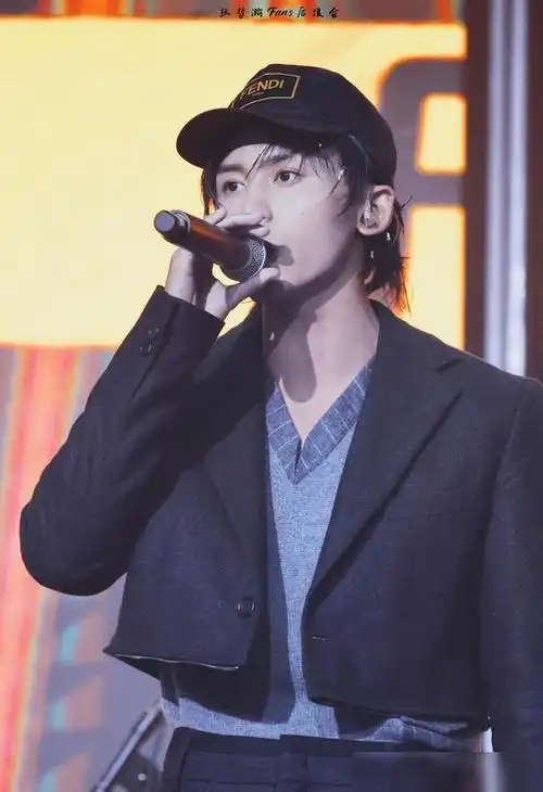 张哲瀚巡演启动团队趁热打铁维持曝光度演员歌手两不误