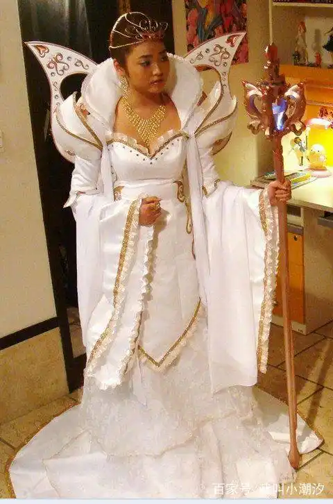 女王头上带着的宝石,这颗钻石才是巴啦啦小魔仙中最强大的法宝,连黑暗