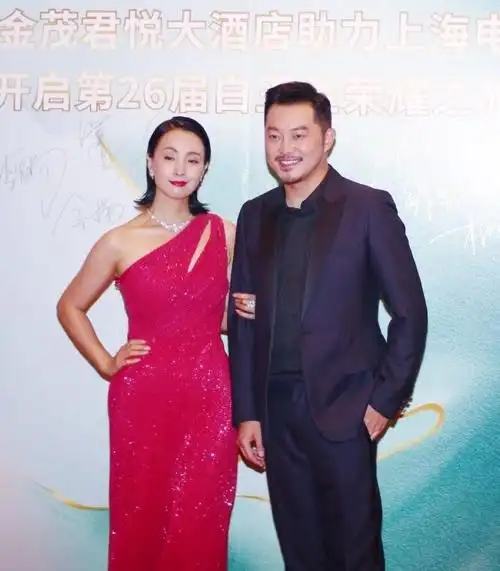 48陶虹真年轻,穿闪亮红裙梳背头发型,把小6岁沙溢衬成老大哥