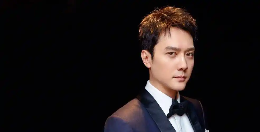 冯绍峰与娜扎拍亲密照,身体僵硬表情不自然,女方穿细吊带秀锁骨_儿子_