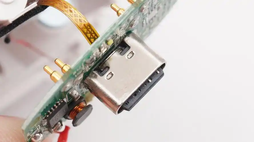 usb type-c充电接口底部贴片焊接至主板.