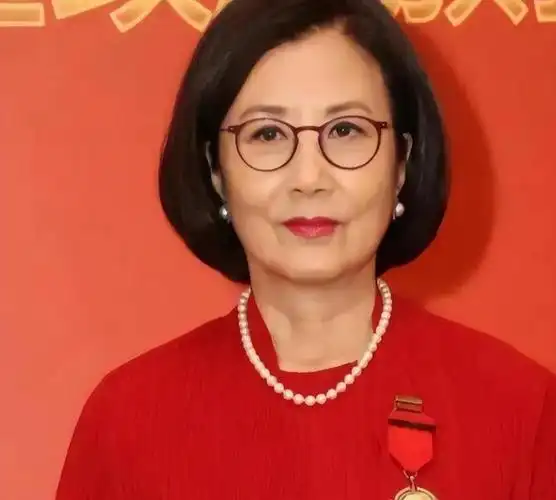 汪明荃近照引热议头发黑亮茂密手指如剥葱完全不像已经76岁