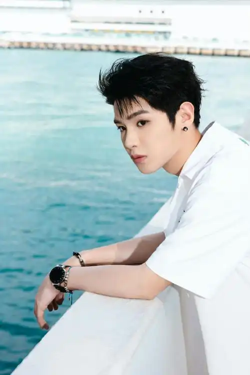 黄明昊 justin 今晚出席lv香港大秀的造型图集～ 白色系穿搭清爽似