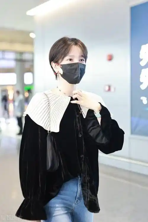 陈小纭齐耳短发清爽秀丽,黑色外套搭配牛仔裤休闲时尚_上海