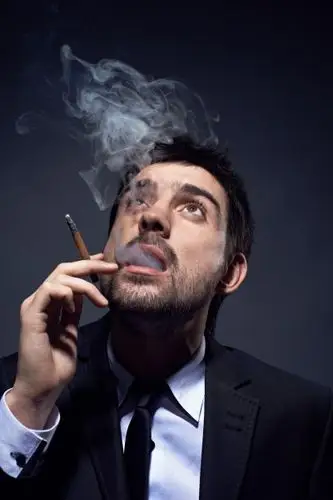 抽烟的男士图片 - 第9张