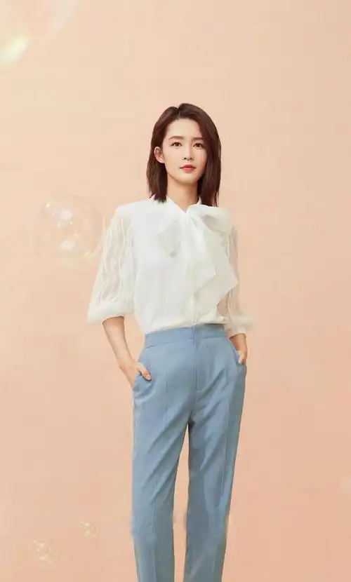 "乖女孩"李沁气质清纯,穿红格子连衣裙温婉大方,笑起来太甜了