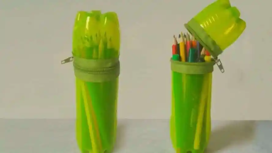 用塑料瓶变废为宝自制笔筒