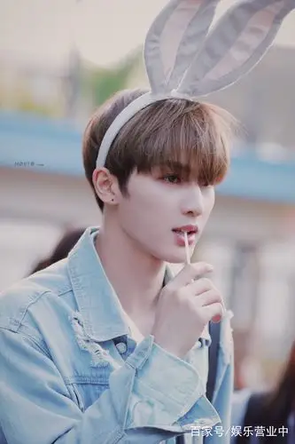 朱正廷戴兔耳朵发箍吃棒棒糖也太可爱了,双倍的可爱不要错过!