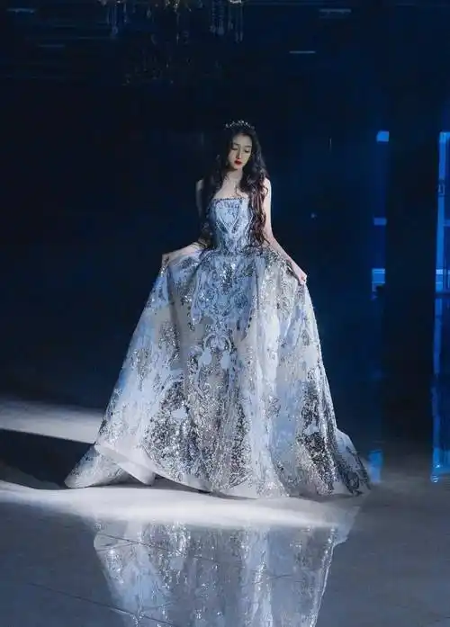 168的迪丽热巴撞上173的关晓彤,两人同框,不是腿长就能赢_鹿晗_活动