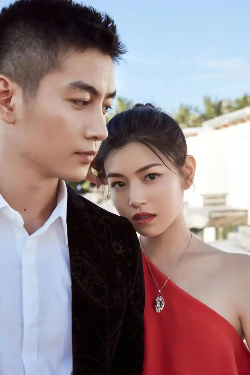 陈晓陈妍希写真曝光,两人互动看出感情端倪,网友:眼神骗不了人