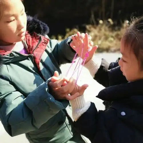 是中国民间流传的儿童游戏,材料用毛线,麻线或棉纱绳等.