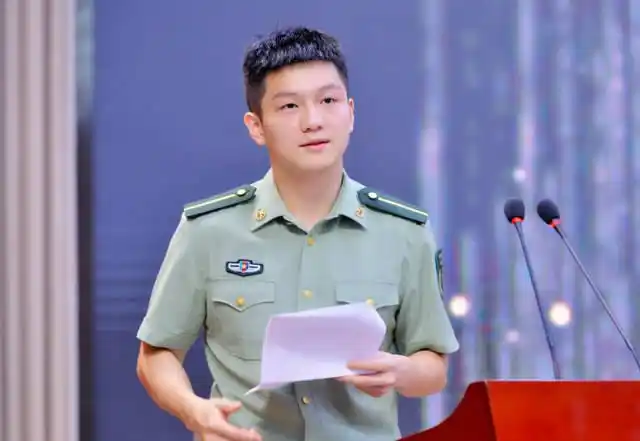 樊振东李雪芮身穿军装亮相,英姿飒爽,小胖发表重要讲话