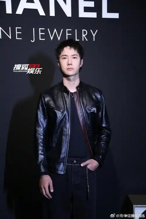 王一博和陈伟霆击掌##王一博香奈儿品牌形象大使##王一博