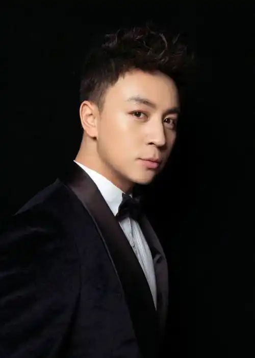 30岁释小龙近照曝光,瘦回颜值巅峰,这才是当年那个小和尚!