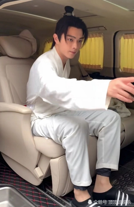 许凯穿戏服被粉丝偶遇,原本看着很帅气,镜头移到脚上后笑出了声