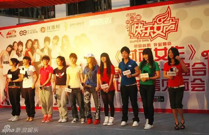 > 快女十强亮相新浪娱乐讯 9月12日下午,09快女十强首度集体亮相在