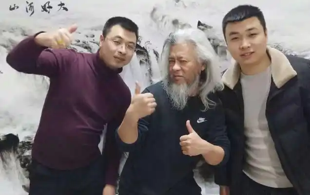 59岁画家用脸作画因成品惊艳爆红网络网友真正的靠脸吃饭