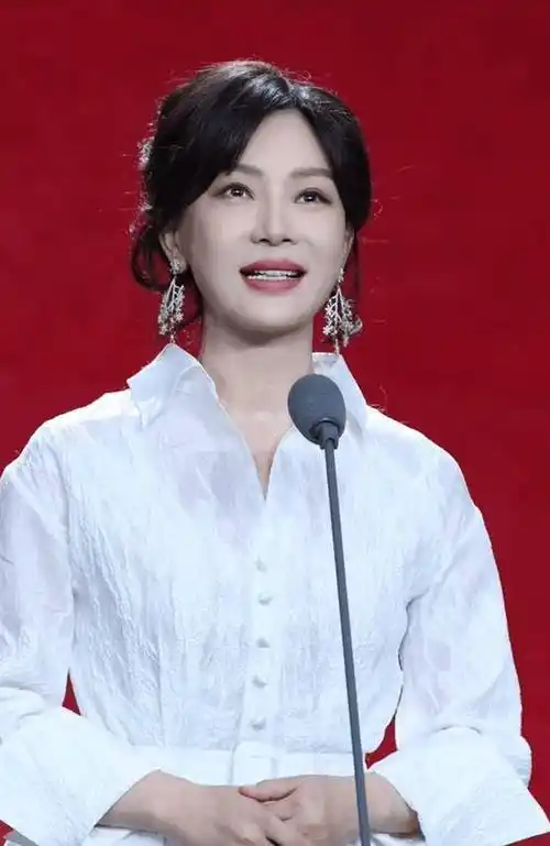 50岁刘琳的素颜照,打脸了多少假冻龄女星