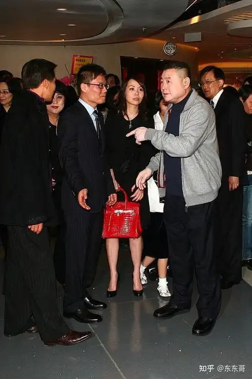 然后又澄清了一些以前的八卦,比如关之琳的高尔夫球事件,说是纯属谣言