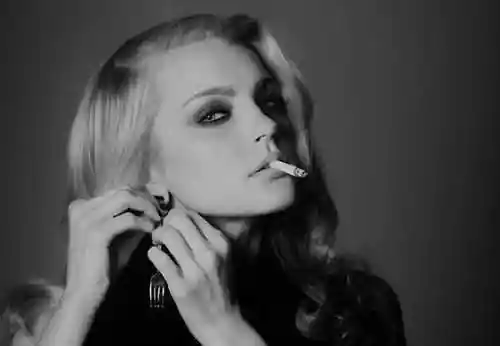 吸烟图片女人唯美背影 唯美欧美伤感女生抽烟图片