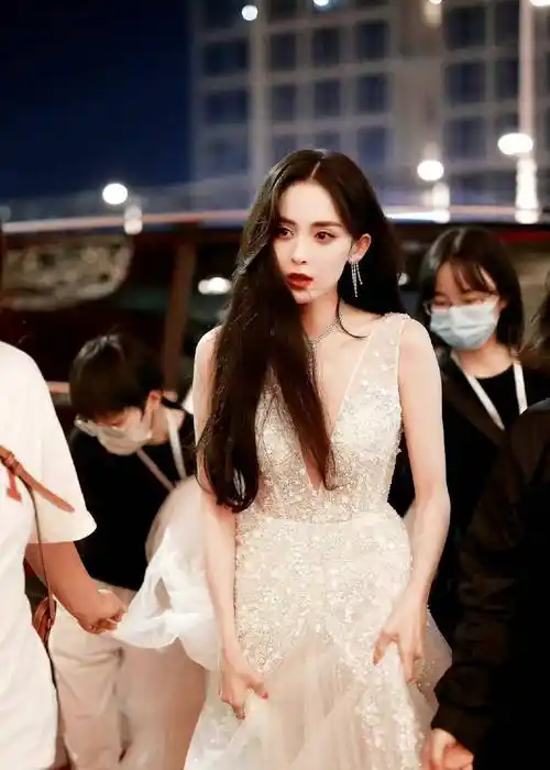 古力娜扎深v透视纱裙红毯礼服魅力美照,娇艳如花,时尚魅力!_照片_很漂