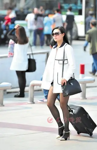 长沙一日入夏美女穿黑丝袜超短裙上街