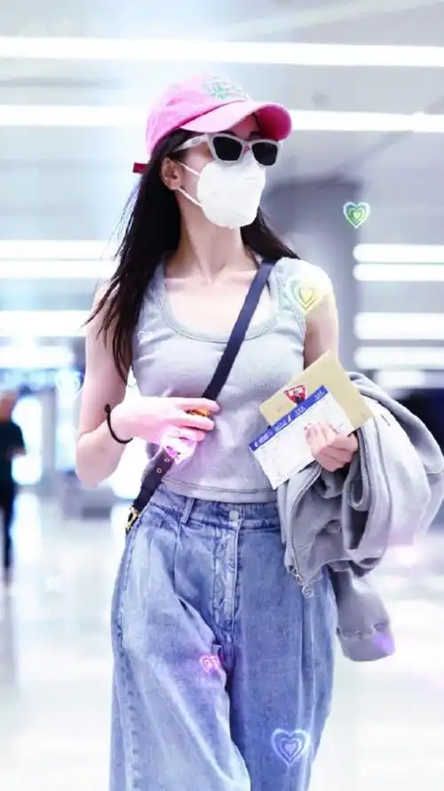 迪丽热巴的机场穿 迪丽热巴 灰色背心 牛仔裤穿搭亮相机场,简约不失